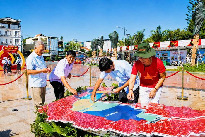  Người dân từ các xã, phường trên tỉnh Quảng Ngãi đến tham gia. Ảnh: NGUYỄN TRANG 