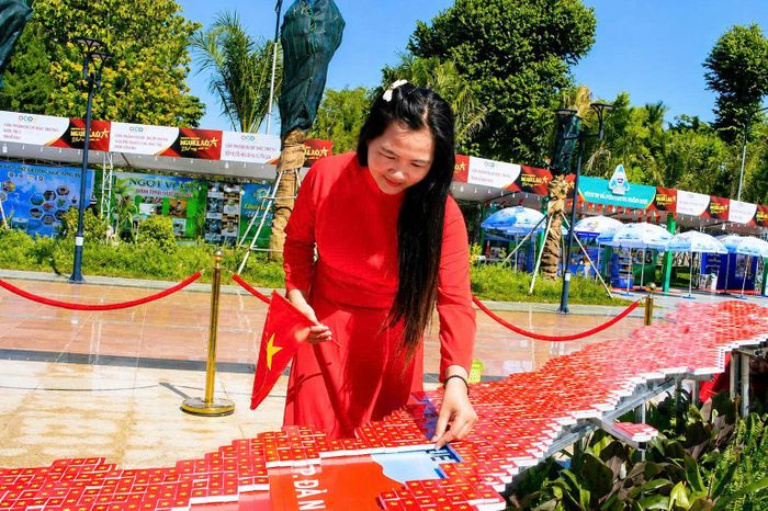  Mỗi người dân cùng góp lá cờ Tổ quốc trên bản đồ Việt Nam. Ảnh: NGUYỄN TRANG 