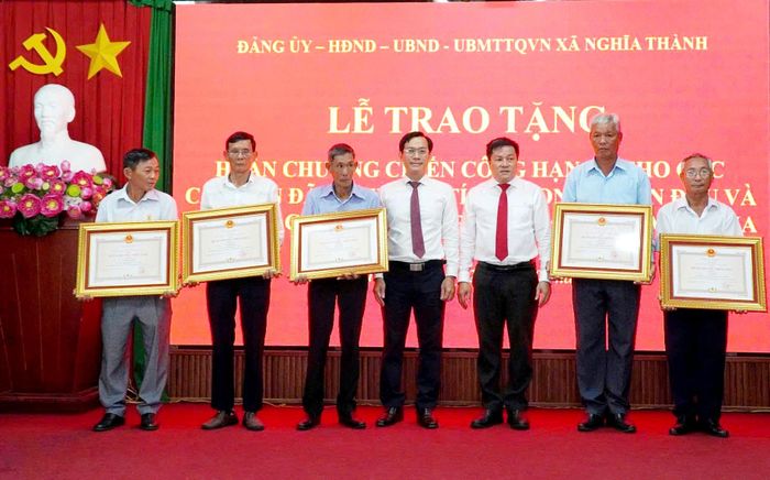  Xã Nghĩa Thành trao Huy hiệu Đảng cho 10 đảng viên 