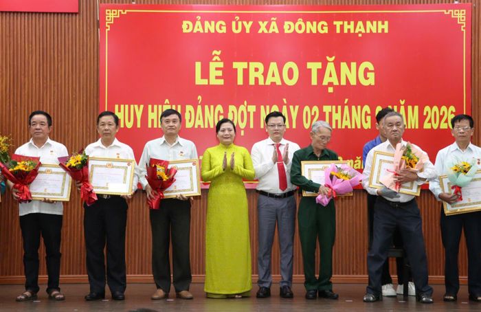  Lãnh đạo xã Đông Thạnh trao Huy hiệu Đảng đến đảng viên 