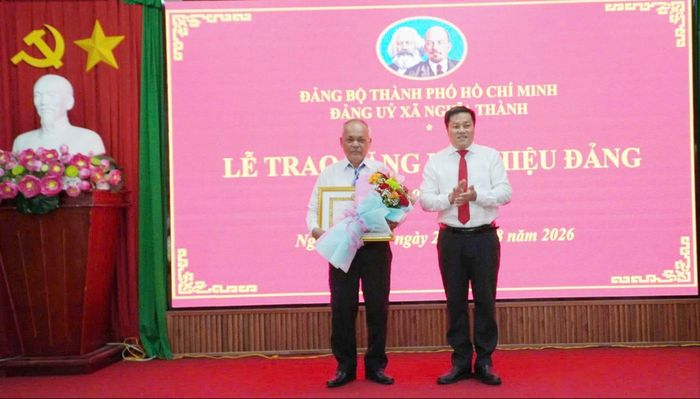  Xã Nghĩa Thành trao Huy hiệu Đảng cho đảng viên 50 năm tuổi Đảng 
