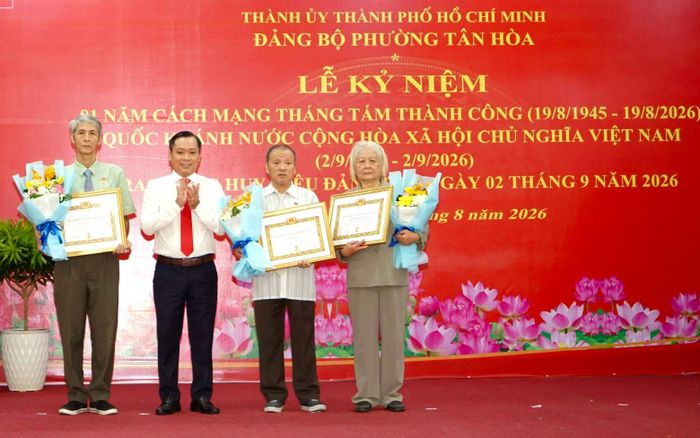  Bí thư Đảng ủy phường Tân Hòa Đoàn Văn Đồng trao Huy hiệu Đảng đến các đảng viên 