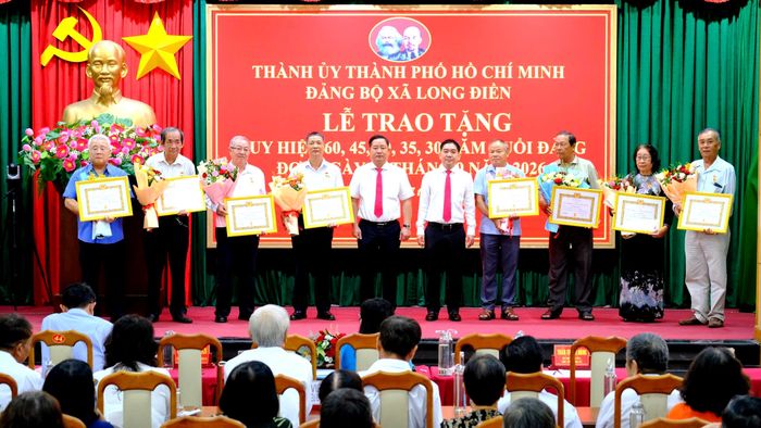  Lãnh đạo xã Long Điền trao Huy hiệu Đảng cho các Đảng viên 