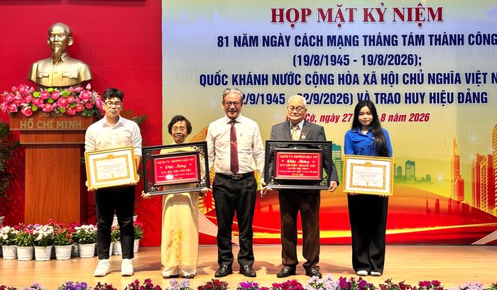  Đồng chí Nguyễn Thành Nam, Bí thư Đảng ủy, Chủ tịch HĐND phường Bàn Cờ, trao tặng Huy hiệu 60 năm tuổi Đảng đến 2 đồng chí Nguyễn Tiến Thỉnh và Bùi Thị Nguyệt. Ảnh: QUỲNH YÊN 