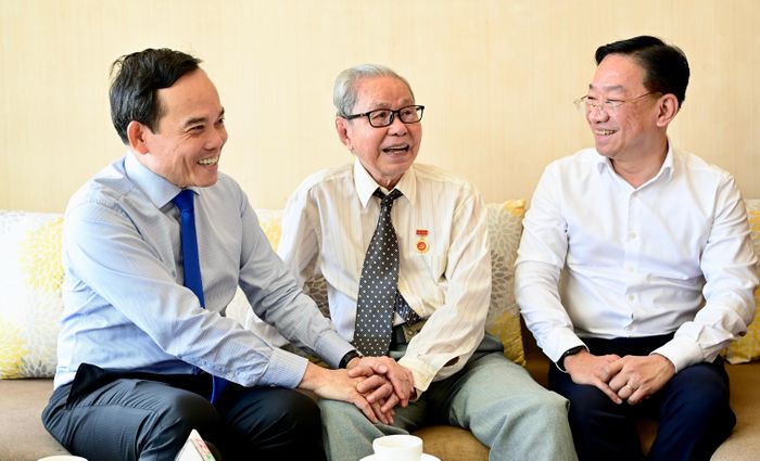  Bí thư Thành ủy TPHCM Trần Lưu Quang và Bí thư Đảng ủy phường An Khánh Lê Trần Kiên trò chuyện với đồng chí Nguyễn Văn Tư. Ảnh: VĂN MINH 