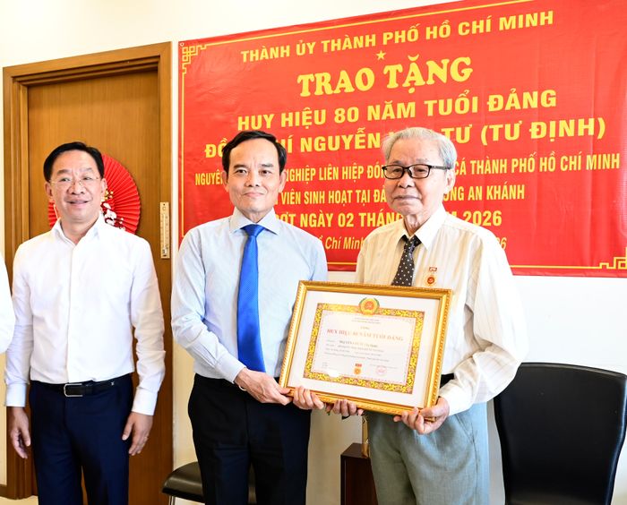  Bí thư Thành ủy TPHCM Trần Lưu Quang đã trao tặng Huy hiệu 80 năm tuổi Đảng cho đồng chí Nguyễn Văn Tư. Ảnh: VĂN MINH 