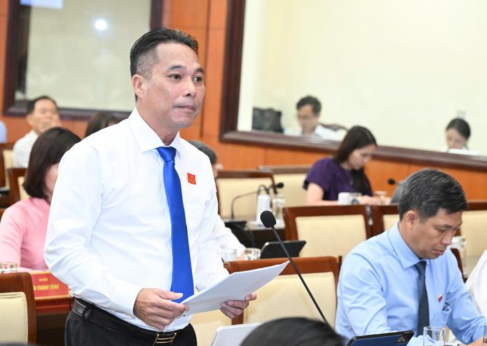  Đại biểu nêu ý kiến về các tờ trình. Ảnh: VIỆT DŨNG 