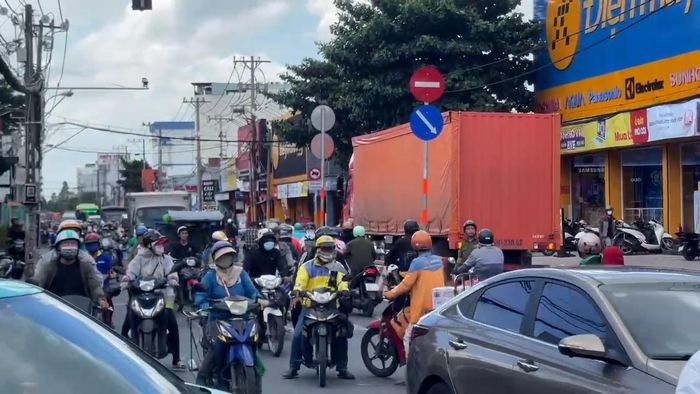  Ảnh hưởng từ vụ tai nạn khiến giao thông qua khu vực ùn ứ. Ảnh: HT 