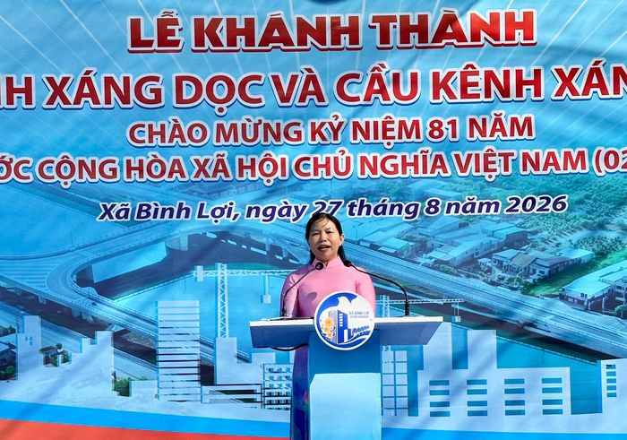  Bà Nguyễn Thị Liêm, Chủ tịch UBND xã Bình Lợi phát biểu tại buổi lễ khánh thành 2 chiếc cầu. Ảnh: THANH HIỀN 