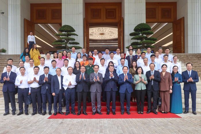 Thủ tướng chụp ảnh cùng các đại biểu dự hội nghị. Ảnh: ĐÌNH TUỆ