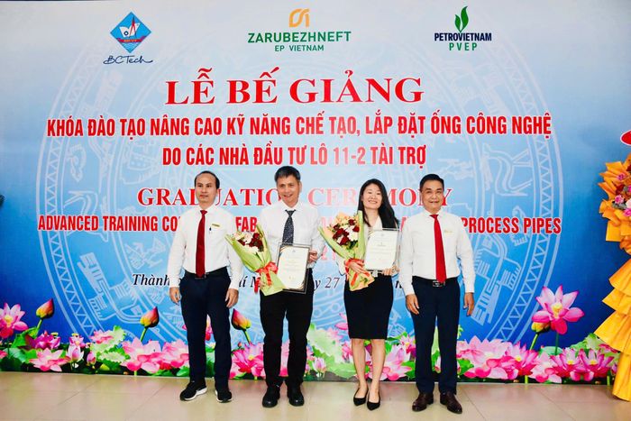  Ban Giám hiệu Trường Cao đẳng Kỹ thuật Công nghệ Bà Rịa - Vũng Tàu tri ân các nhà tài trợ. 