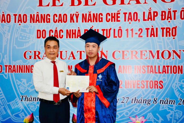  Ông Ngô Xuân Khoát, Phó Hiệu trưởng Trường Cao đẳng Kỹ thuật Công nghệ Bà Rịa - Vũng Tàu trao chứng chỉ cho học viên. 