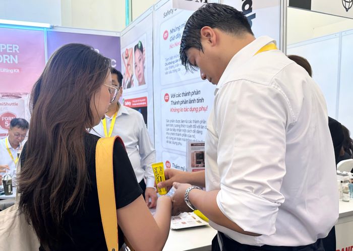  Khách hàng trải nghiệm các sản phẩm làm đẹp. Ảnh: BÙI TUẤN 