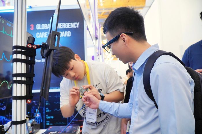  Kính thông minh sử dụng trí tuệ nhân tạo giúp chẩn đoán, kết nối từ xe cấp cứu đến hệ thống y tế tuyến đầu. Ảnh: BÙI TUẤN 