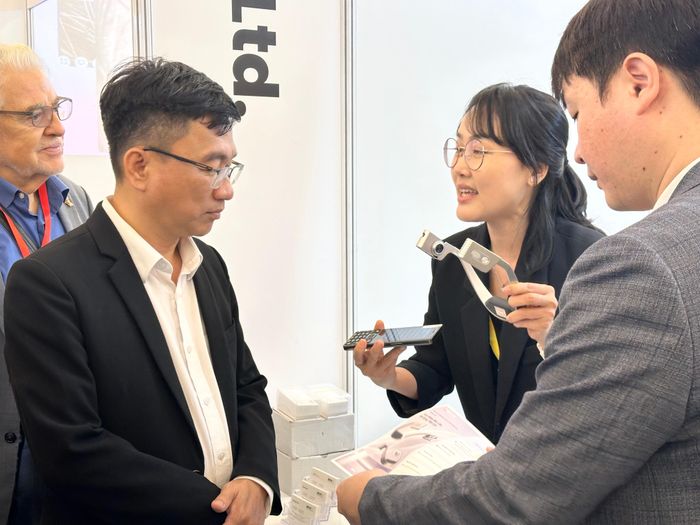  Ông Trần Trọng Tuyên, Phó Giám đốc Sở KH-CN TPHCM tham quan gian hàng tại HCMC K-Brand Expo 2026. Ảnh: BÙI TUẤN 