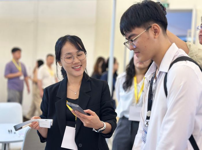  Máy ảnh đeo dành cho người khiếm thị, sử dụng trí tuệ nhân tạo (AI) để phân tích môi trường xung quanh. Ảnh: BÙI TUẤN 