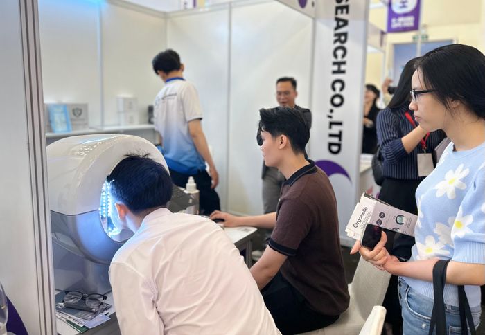  Thiết bị soi da ứng dụng trí tuệ nhân tạo (AI). Ảnh: BÙI TUẤN 