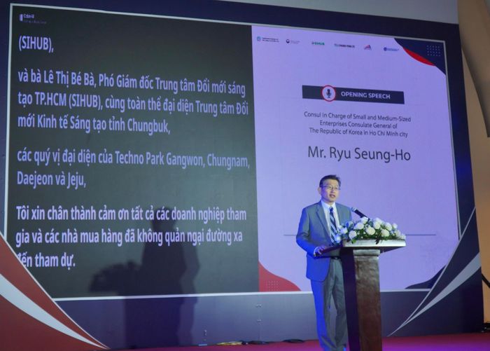  Ông Ryu Seung-Ho, Lãnh sự phụ trách doanh nghiệp vừa và nhỏ, Tổng lãnh sự quán Hàn Quốc tại TPHCM, chia sẻ tại sự kiện. Ảnh: BÙI TUẤN 