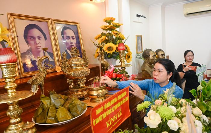  Chủ tịch Hội LHPN TPHCM Nguyễn Thị Ngọc Xuân dâng hương tưởng nhớ đồng chí Nguyễn Thị Minh Khai 