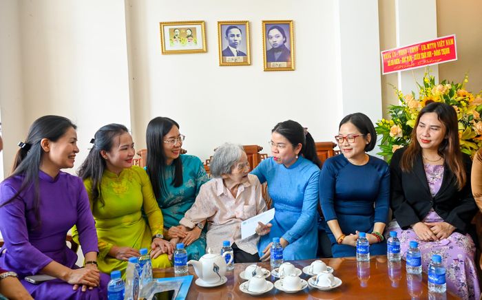  Các đại biểu thăm hỏi, tặng quà bà Lê Nguyễn Hồng Minh - con gái đồng chí Nguyễn Thị Minh Khai 