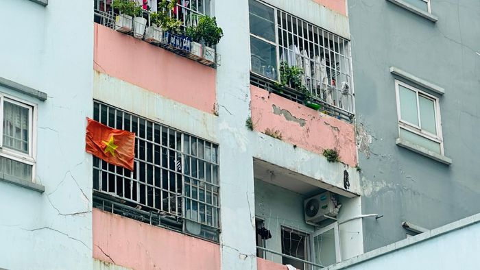  Mặt ngoài chung cư nứt nẻ, bong tróc loang lỗ. Ảnh: QUANG VŨ 