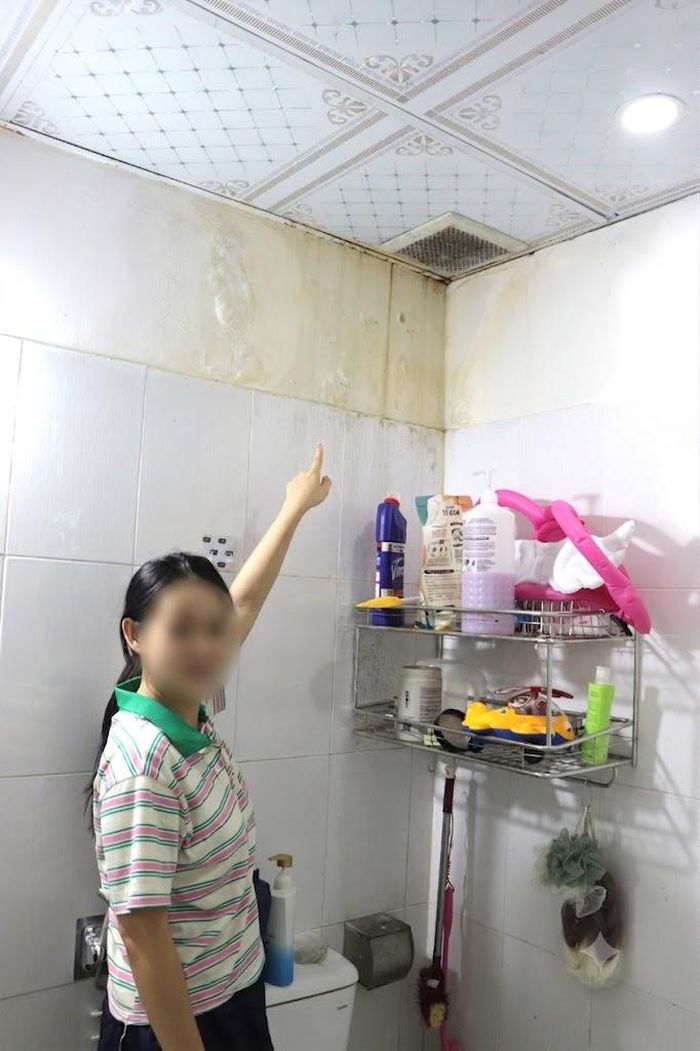  Tình trạng rò rỉ nước từ hệ thống đường ống của các tầng trên kéo dài nhiều tháng nhưng đến nay vẫn chưa được xử lý. Ảnh: QUANG VŨ 