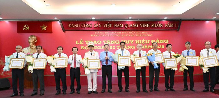  Các đảng viên cao niên nhận Huy hiệu Đảng đợt ngày 2-9-2026. Ảnh: VIỆT DŨNG 