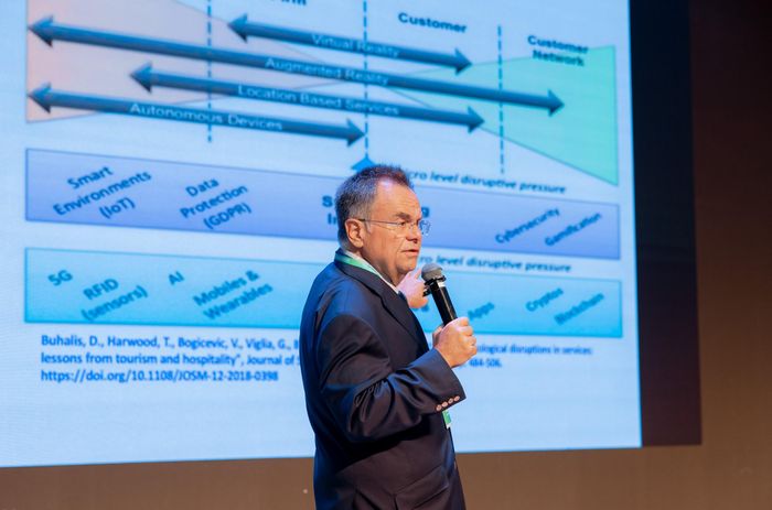 GS Dimitrios Buhalis trình bày tham luận “Du lịch thông minh: Chuyển đổi bằng AI và vũ trụ ảo”.