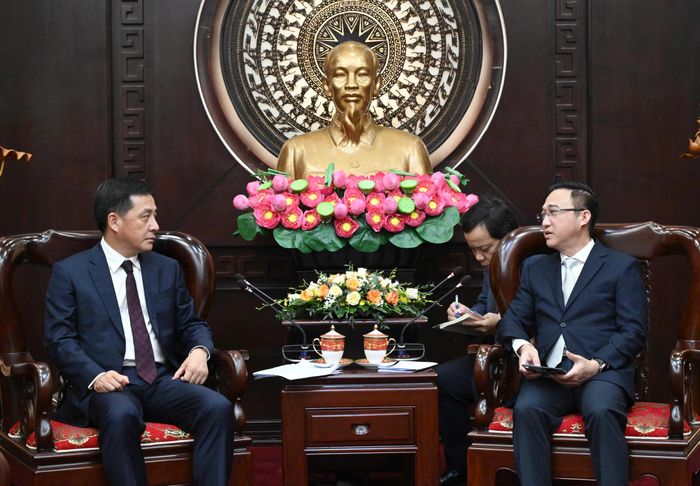  Phó Bí thư Thành ủy TPHCM Đặng Minh Thông tiếp đồng chí Lưu Hồng Kiến, Phó Bí thư Tỉnh ủy Vân Nam, Bí thư Thành ủy Côn Minh. Ảnh: VIỆT DŨNG 