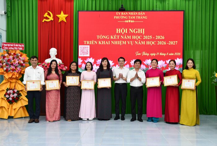  Nhiều tập thể, cá nhân có thành tích xuất sắc trong phong trào thi đua năm học 2025 - 2026. 