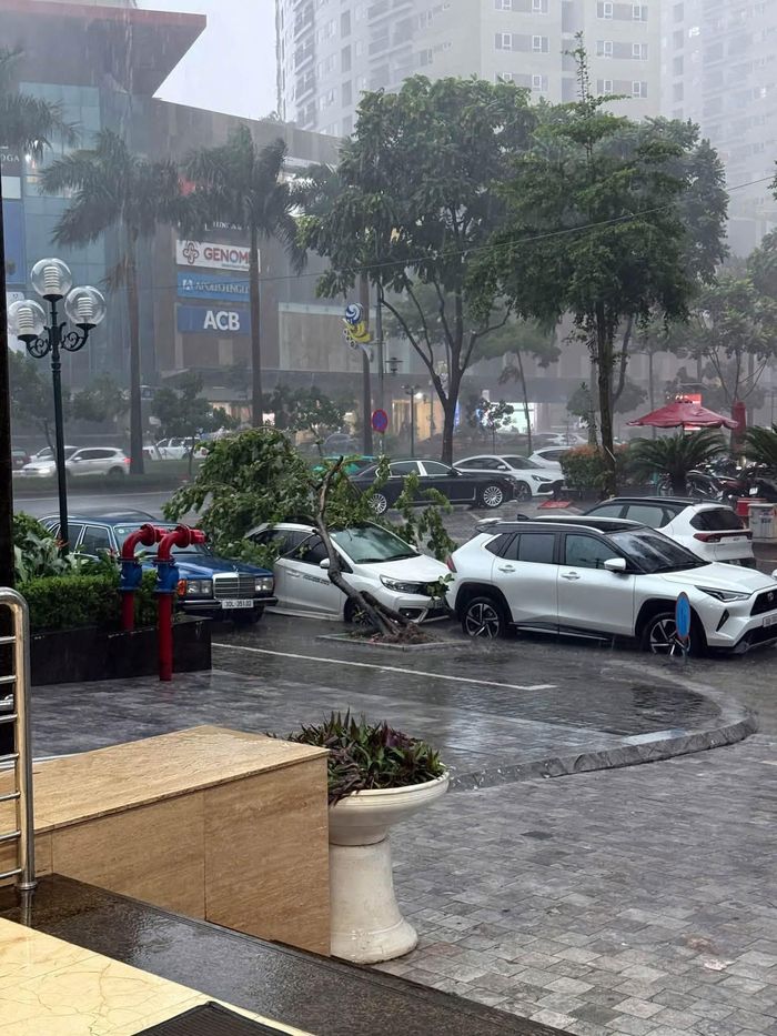 Tai nạn xảy ra trong mưa tại KĐT Văn Phú (phường Hà Đông, TP Hà Nội)