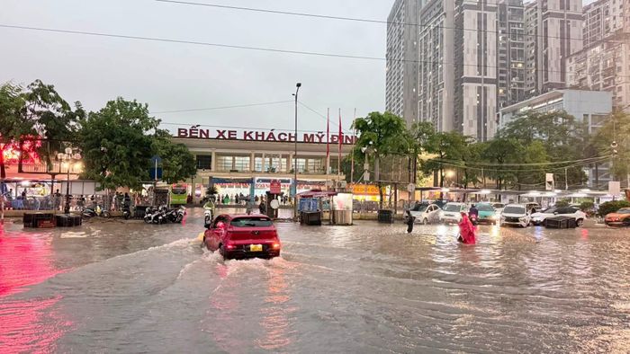 Nước ngập trước cổng Bến xe Mỹ Đình (đường Phạm Hùng, TP Hà Nội)
