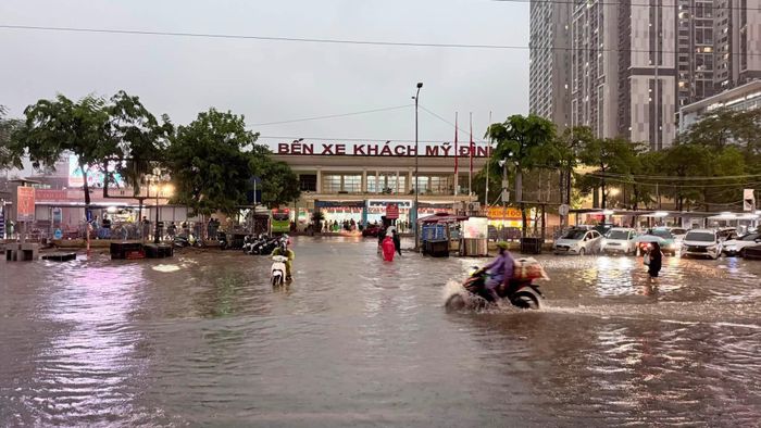 Nước ngập trước cổng Bến xe Mỹ Đình (đường Phạm Hùng, TP Hà Nội). Ảnh: TIẾN ĐẠT