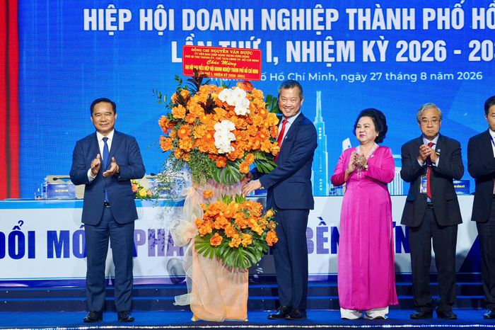Chủ tịch UBND TPHCM Nguyễn Văn Được tặng hoa cho Ban Chấp hành Liên đoàn Doanh nghiệp TPHCM. Ảnh: HOÀNG HÙNG