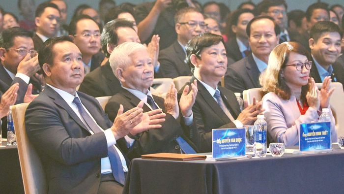 Nguyên Chủ tịch nước Nguyễn Minh Triết, Chủ tịch UBND TPHCM Nguyễn Văn Được, Chủ tịch HĐND TPHCM Võ Văn Minh dự Đại hội đại biểu Hiệp hội Doanh nghiệp TPHCM, nhiệm kỳ 2026-2031. Ảnh: HOÀNG HÙNG