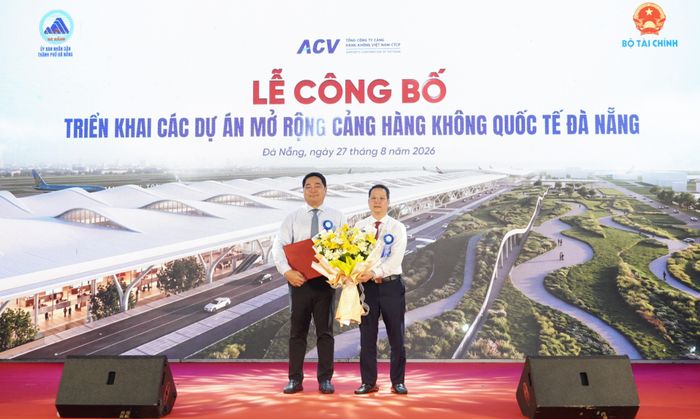 Chủ tịch UBND TP Đà Nẵng Nguyễn Mạnh Hùng trao quyết định chấp thuận chủ trương đầu tư điều chỉnh Dự án Cải tạo, mở rộng Nhà ga hành khách T1. Ảnh: XUÂN QUỲNH