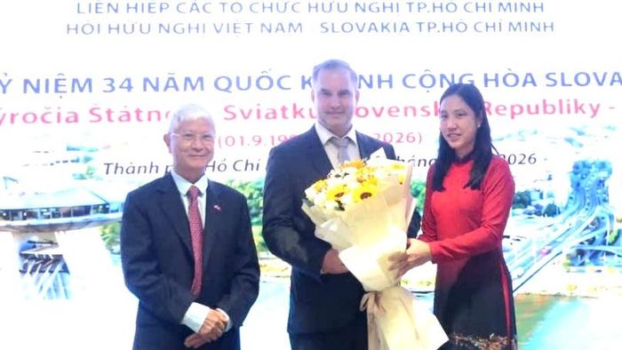  Chủ tịch Liên hiệp các tổ chức hữu nghị TPHCM Hà Thanh trao hoa chúc mừng Đại biện lâm thời Cộng hòa Slovakia tại Việt Nam Marian Veres. Ảnh: THỤY VŨ 
