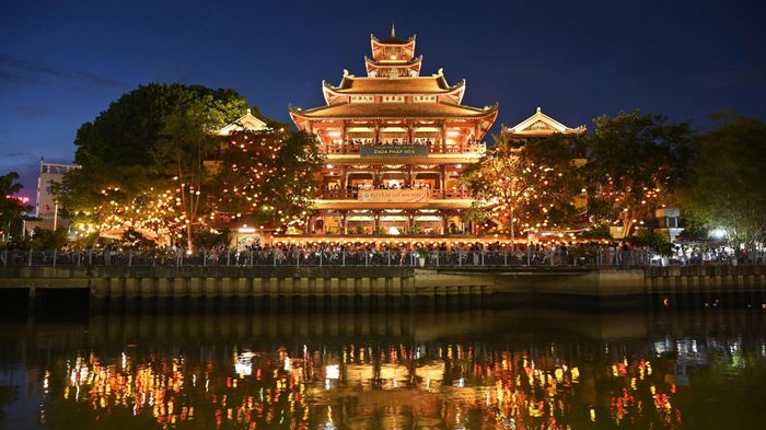 Chùa Pháp Hoa lung linh trong ngày Rằm tháng Bảy. Ảnh: MẠNH THẮNG
