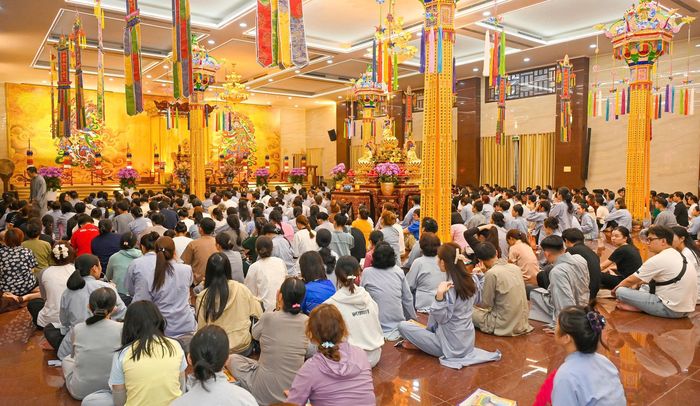 Chư Tôn đức Tăng Ni cùng Phật tử tụng kinh Vu Lan báo hiếu. Ảnh: MẠNH THẮNG