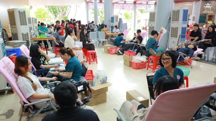 Đông đảo người dân, Phật tử tham gia hiến máu tại chùa Diệu Pháp