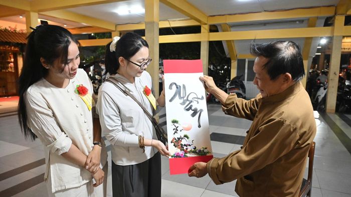 Phật tử về chùa xin chữ thư pháp dịp Vu lan. Ảnh: MẠNH THẮNG