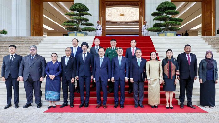 Thủ tướng Lê Minh Hưng tiếp Đại sứ, Đại biện các nước ASEAN tại Việt Nam, chiều 27-8. Ảnh: VIẾT CHUNG