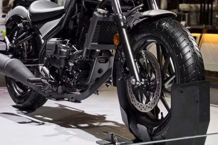 Honda Rebel 300 được trang bị phuộc ống lồng ở phía trước và giảm xóc đôi ở phía sau. Hệ thống phanh gồm phanh đĩa ở cả hai đầu, được hỗ trợ bởi hệ thống ABS hai kênh tiêu chuẩn. Xe sử dụng bánh 16 inch ở cả hai đầu, với lốp trước có kích thước 130/90 và lốp sau rộng hơn có kích thước 150/80. Chiều cao yên xe là 690mm.