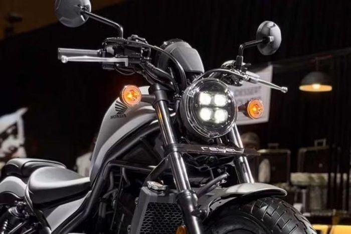 Về ngoại hình, Honda Rebel 300 2026 tại Ấn Độ sở hữu thiết kế bobber thấp với bình xăng hình giọt nước, đèn pha LED tròn, yên xe hai mảnh và ống xả ngắn. Các chi tiết được sơn đen toàn bộ, tay lái thẳng đứng và gác chân đặt phía trước tạo nên tư thế lái xe tối giản và thoải mái.
