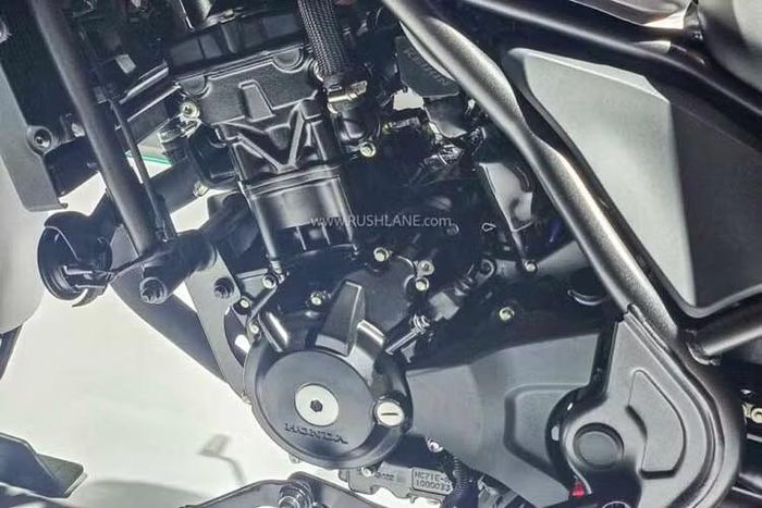 Honda Rebel 300 2026 sản xuất tại Ấn Độ sẽ vẫn được trang bị động cơ xi-lanh đơn 286cc, làm mát bằng chất lỏng, sản sinh công suất 30 mã lực và mô-men xoắn 27,5Nm. Hộp số sáu cấp vẫn được giữ nguyên, đi kèm E-Clutch nhằm nâng cao tính tiện dụng.