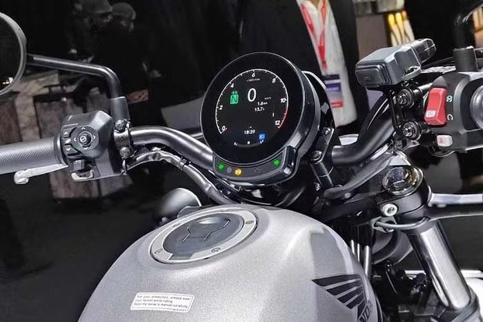 Đáng chú ý, Rebel 300 bản Ấn được trang bị màn hình TFT tròn tích hợp kết nối Honda RoadSync và hệ thống dẫn đường từng bước. Dự kiến trang bị này cũng sẽ có mặt trên bản quốc tế trong thời gian tới.
