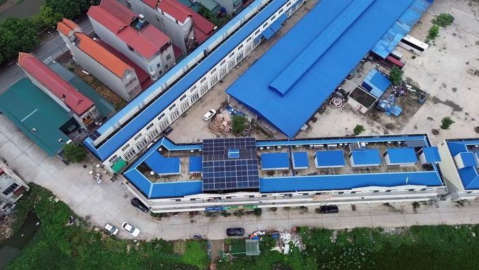 Phần công trình được cơi nới, lắp đặt pin năng lượng mặt trời.