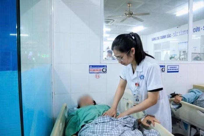 Bác sĩ thăm khám cho người bệnh - Ảnh BVCC