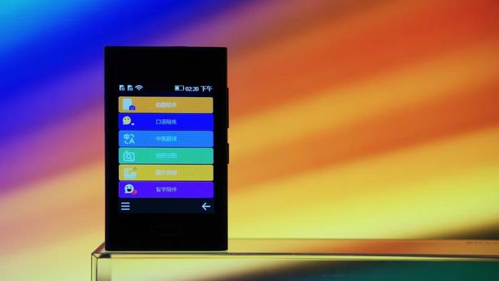 Các tính năng AI trên HMD Touch AI chủ yếu được xử lý thông qua kết nối Internet thay vì chạy trực tiếp trên thiết bị.