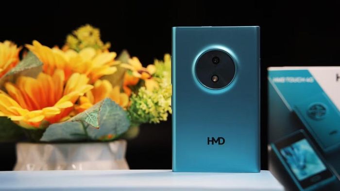HMD Touch AI mang thiết kế nhỏ gọn, gợi nhớ dòng Lumia nhưng không sử dụng thương hiệu Nokia trên thân máy.